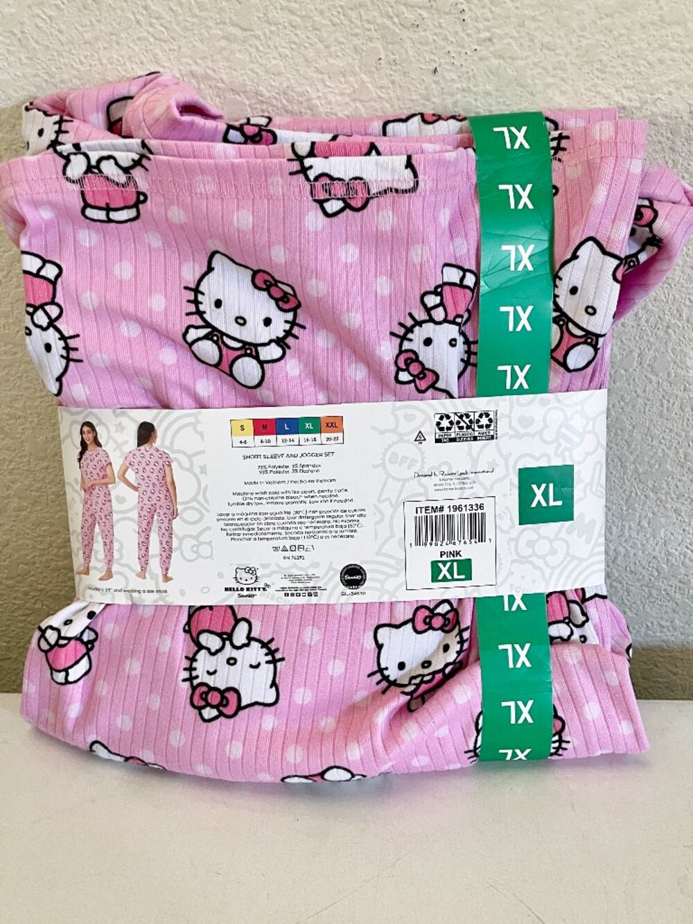 NEW Hello Kitty 2 Pc Pajama Set NWT XL Short Sleeve Top Jogger Pants Pink - Picture 2 of 10